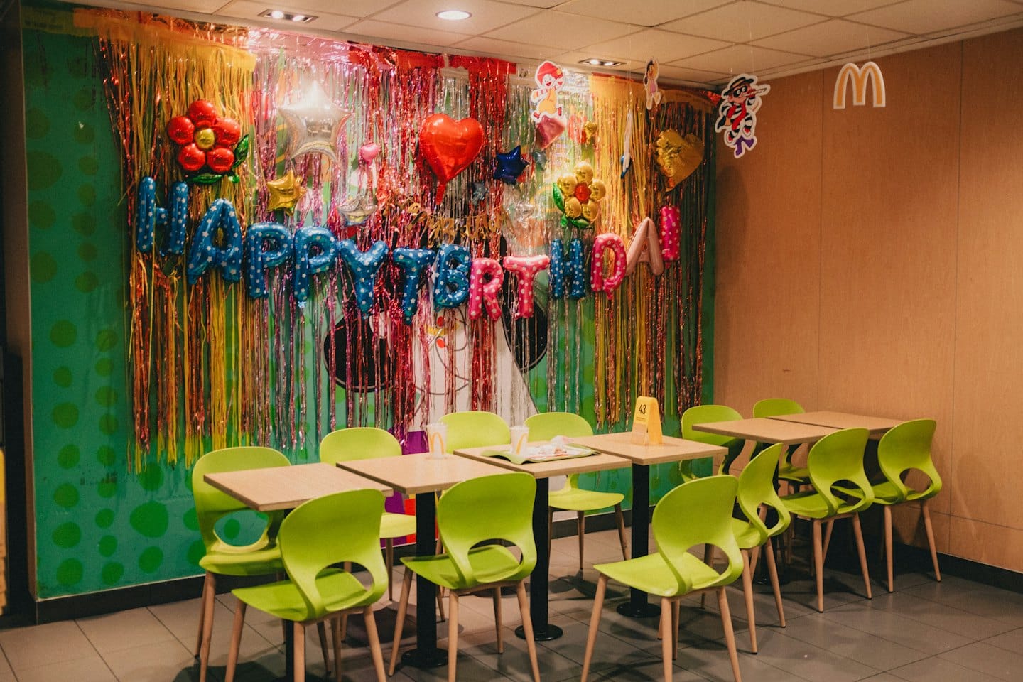 Sala per feste decorata con palloncini e festoni per un compleanno.
