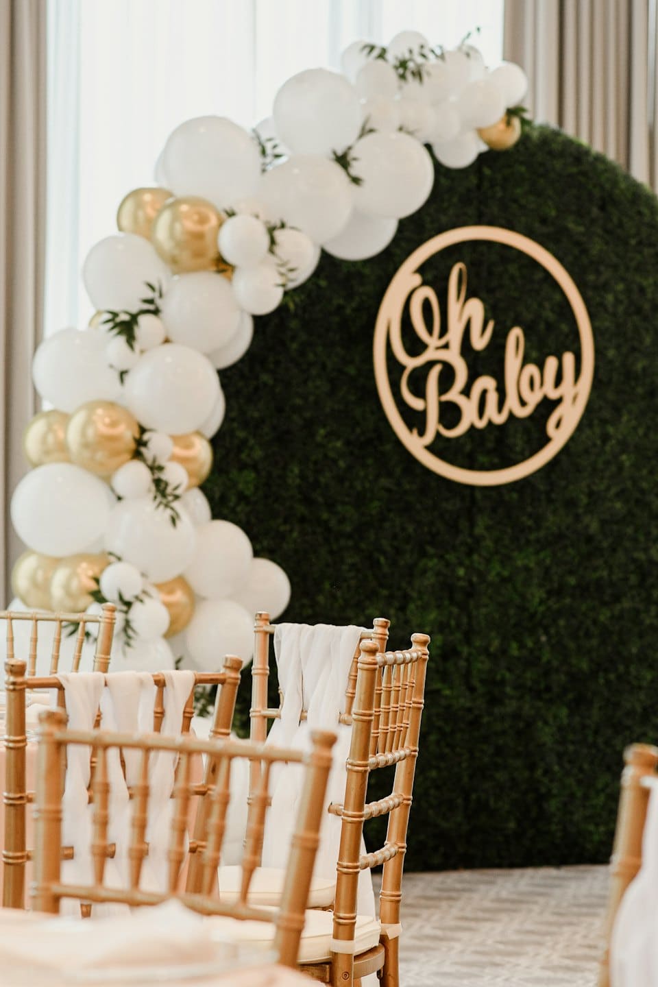 Sfondo di fogliame circolare con palloncini e un cartello "Oh Baby".